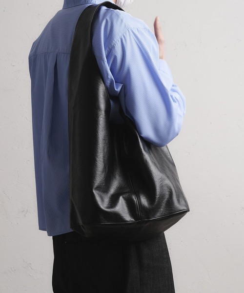Regen Glanz(レーゲングランツ)の「synthetic leather simple bag / シンセティックレザーシンプルバッグ(トートバッグ・メンズ・ブラック/ブラウン系その他/グリーン・FREE)」の9枚目の写真