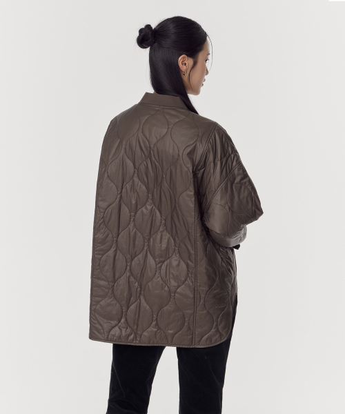 MUSINSA STANDARD WOMAN（ムシンサスタンダードウーマン）の「ウィメンズオーバーサイズオニオンキルティングジャケット[ブラウン]（その他アウター・レディース・その他・SMALL/MEDIUM/X-SMALL/LARGE）」の4枚目の写真