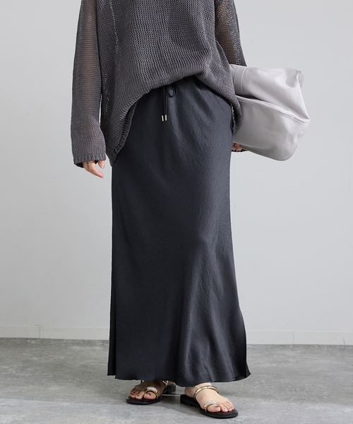 IENA（イエナ）の「アンティークサテン イージースカート（スカート・レディース・ホワイト/ブラウン/ネイビー・34/36/38）」の3枚目の写真