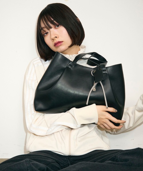 タックボリュームレザートートバッグ/ボストンバッグ/ロゴプレート付き