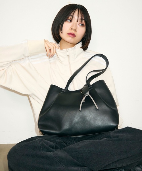 タックボリュームレザートートバッグ/ボストンバッグ/ロゴプレート付き