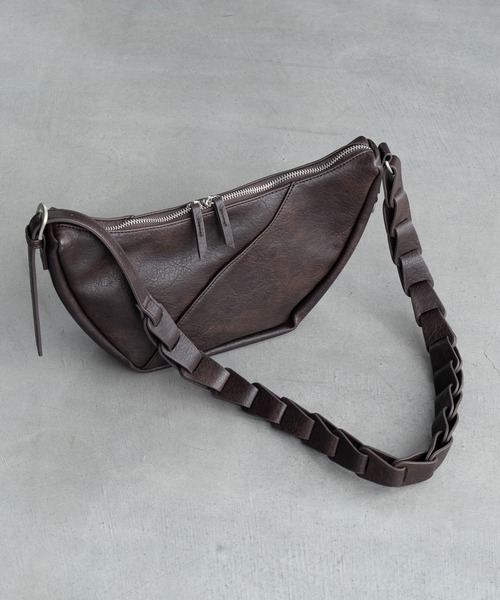 SINSS（シンス）の「2way slit half moon mini bag / 2wayスリットハーフムーンミニバッグ（ショルダーバッグ・メンズ・ブラック/ブラウン・FREE）」の2枚目の写真