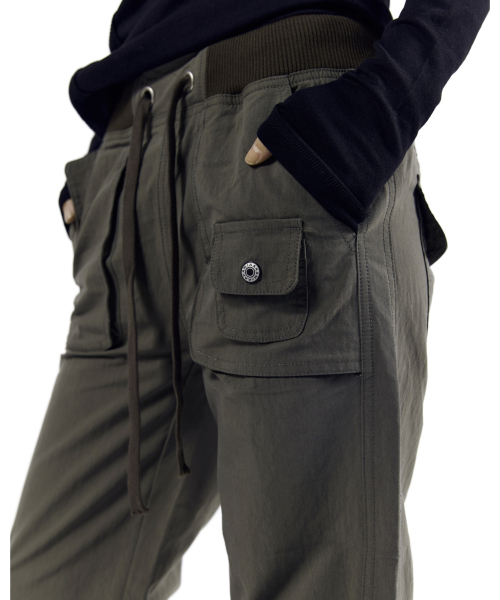 AAKAM(アーカム)の「Flare Cargo Pocket Pants (Khaki)(その他パンツ・レディース・その他・1/2)」の4枚目の写真
