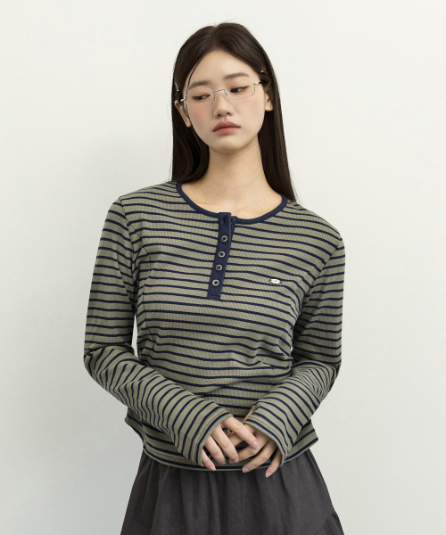 EUGGEN(ユジェン)の「ヘンリーネックシャーリングロングスリーブTシャツ_ストライプカーキ&ネイビー(Tシャツ/カットソー・レディース・その他・SMALL/MEDIUM)」の1枚目の写真