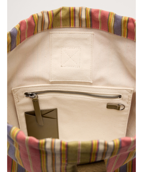 Banana Republic（バナナリパブリック）の「コットンキャンバス クロスボディバッグ（ショルダーバッグ・レディース・マルチ/ベージュ・ONE SIZE）」の9枚目の写真