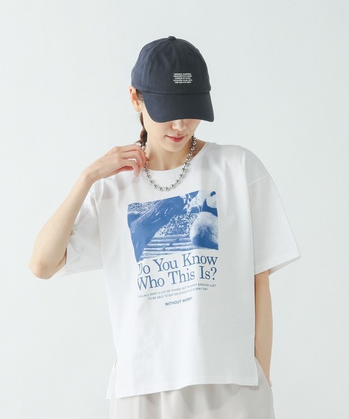 GLOBAL WORK（グローバルワーク）の「リッチクリーンプリントT半袖/636780（Tシャツ/カットソー・レディース・グレー系その他7/ホワイト/ホワイト系2/ダークグレー/ネイビー/ホワイト系その他/ダークブラウン/レッド/ホワイト系1/グレイッシュベージュ/ホワイト系3/チャコールグレー・XX-LARGE/X-LARGE/X-SMALL/LARGE/MEDIUM/SMALL）」の2枚目の写真