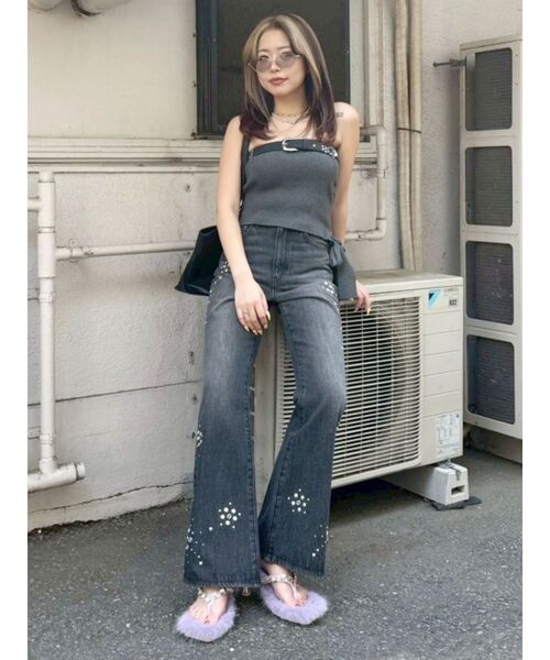EVRIS(エヴリス)の「スタッズデザインセミフレアデニムパンツ(デニムパンツ・レディース・ブラック/ライトブルー・MEDIUM/SMALL)」の14枚目の写真