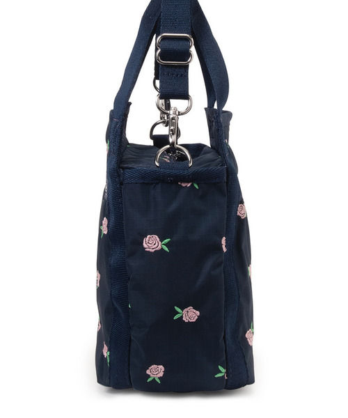 LeSportsac(レスポートサック)の「SMALL JENNI ピンクローズエンブロイダリー(ショルダーバッグ・レディース・ブルー・FREE)」の5枚目の写真