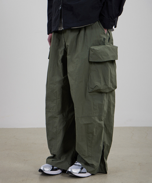 KALAPATTHAR(カラパタール)の「Nylon Ankle Zipped Cargo Pants - KHAKI(スウェットパンツ・メンズ・その他・MEDIUM/LARGE/X-LARGE)」の1枚目の写真