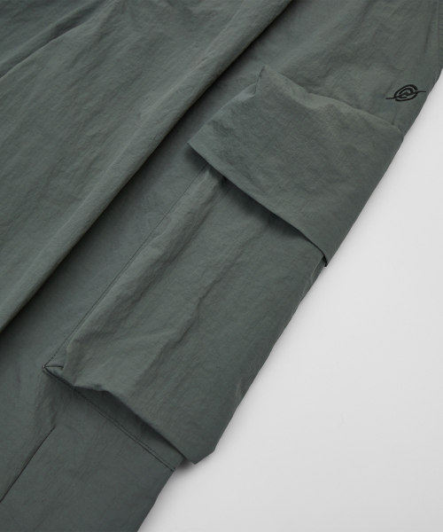 KALAPATTHAR(カラパタール)の「Nylon Ankle Zipped Cargo Pants - KHAKI(スウェットパンツ・メンズ・その他・MEDIUM/LARGE/X-LARGE)」の2枚目の写真