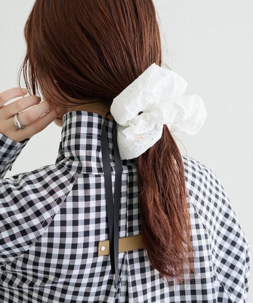 mystic(ミスティック)の「フラワー刺繍シュシュ(シュシュ・レディース・オフホワイト/ブラック・ONE SIZE)」の2枚目の写真