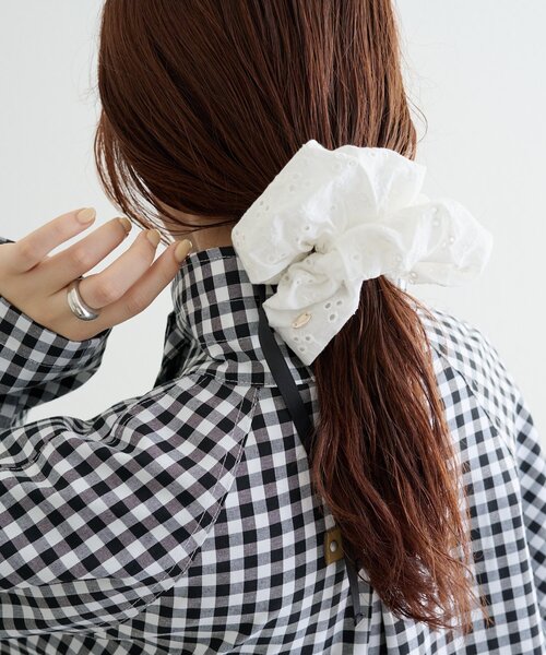 mystic(ミスティック)の「フラワー刺繍シュシュ(シュシュ・レディース・オフホワイト/ブラック・ONE SIZE)」の3枚目の写真