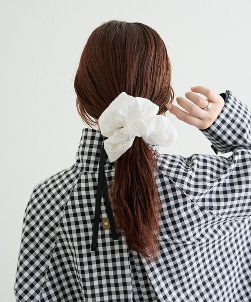 mystic(ミスティック)の「フラワー刺繍シュシュ(シュシュ・レディース・オフホワイト/ブラック・ONE SIZE)」の4枚目の写真