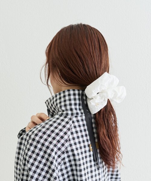 mystic(ミスティック)の「フラワー刺繍シュシュ(シュシュ・レディース・オフホワイト/ブラック・ONE SIZE)」の5枚目の写真