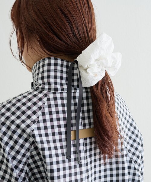 mystic(ミスティック)の「フラワー刺繍シュシュ(シュシュ・レディース・オフホワイト/ブラック・ONE SIZE)」の6枚目の写真