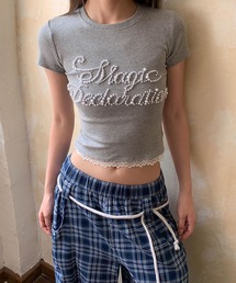 パールビジューロゴ クロップド丈 裾レースTシャツ