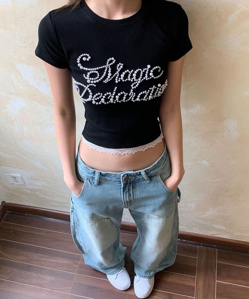 meJane（ミージェーン）の「パールビジューロゴ クロップド丈 裾レースTシャツ（Tシャツ/カットソー・レディース・グレー/ブラック・FREE）」の3枚目の写真