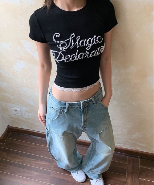 meJane（ミージェーン）の「パールビジューロゴ クロップド丈 裾レースTシャツ（Tシャツ/カットソー・レディース・グレー/ブラック・FREE）」の4枚目の写真