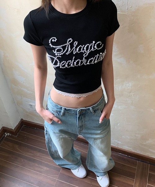 meJane（ミージェーン）の「パールビジューロゴ クロップド丈 裾レースTシャツ（Tシャツ/カットソー・レディース・グレー/ブラック・FREE）」の5枚目の写真
