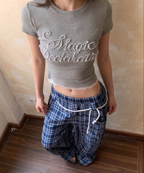 meJane（ミージェーン）の「パールビジューロゴ クロップド丈 裾レースTシャツ（Tシャツ/カットソー・レディース・グレー/ブラック・FREE）」の10枚目の写真