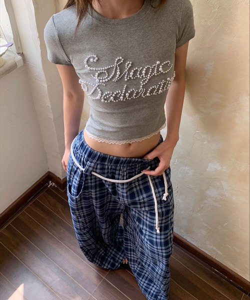 meJane（ミージェーン）の「パールビジューロゴ クロップド丈 裾レースTシャツ（Tシャツ/カットソー・レディース・グレー/ブラック・FREE）」の11枚目の写真