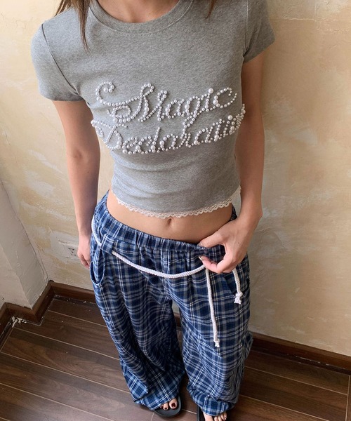meJane（ミージェーン）の「パールビジューロゴ クロップド丈 裾レースTシャツ（Tシャツ/カットソー・レディース・グレー/ブラック・FREE）」の14枚目の写真