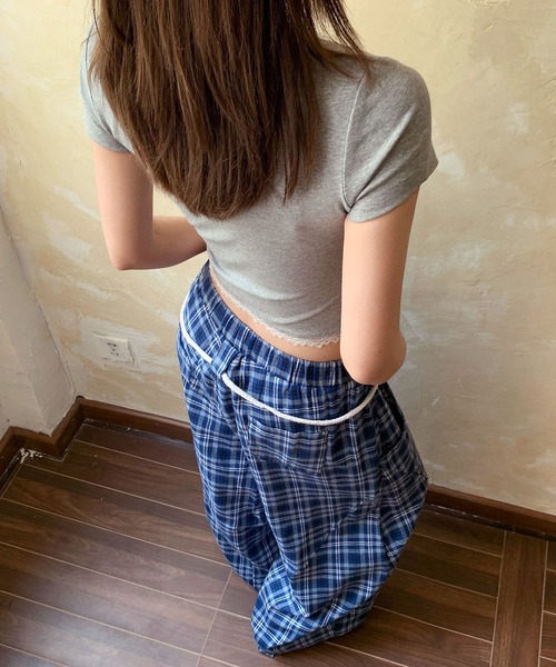 meJane（ミージェーン）の「パールビジューロゴ クロップド丈 裾レースTシャツ（Tシャツ/カットソー・レディース・グレー/ブラック・FREE）」の13枚目の写真