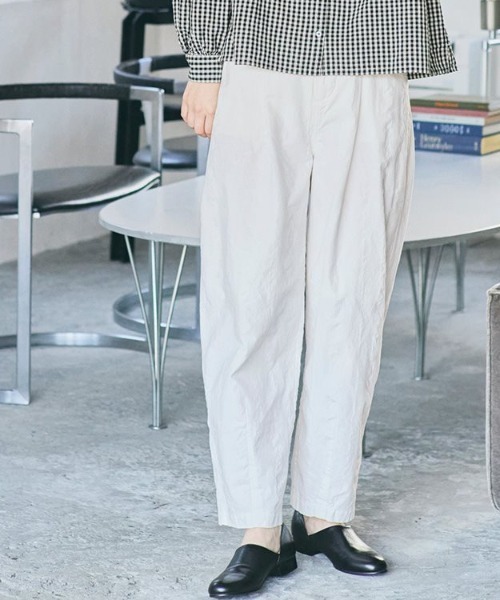 and myera(アンド マイラ)の「and myera コットンリネンのチルパンツ(その他パンツ・レディース・ホワイト/ブラウン・LL/L/M)」の1枚目の写真