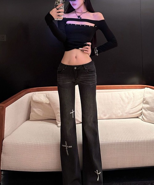 VIBGYOR(ヴィブジョー)の「【EIZZ/アイズ】胸元あき スタッズポイント タイトフィット オフショルダー トップス(Tシャツ/カットソー・レディース・ブラック・FREE)」の5枚目の写真