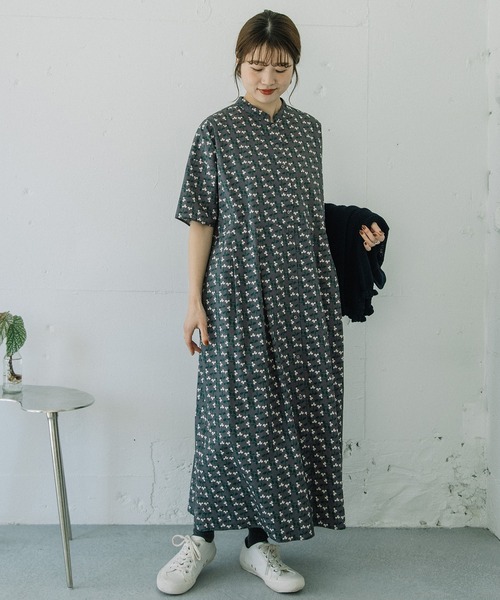 POU DOU DOU(プードゥドゥ)の「すみれプリントシャツワンピース(ワンピース・レディース・ダークグレー/ベージュ・3)」の4枚目の写真