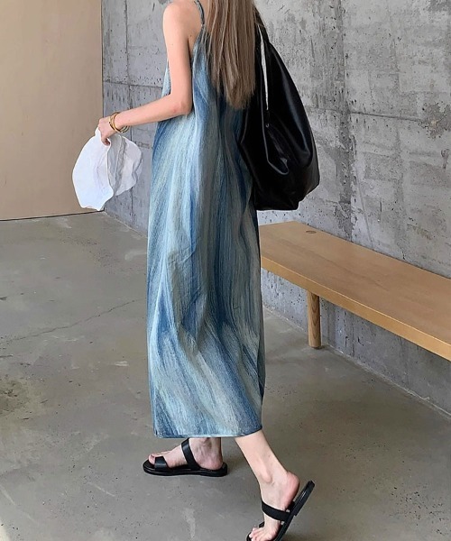 Flugge(フラッジー)の「マーブルキャミロングワンピース(ワンピース・レディース・ブルー・LARGE/MEDIUM)」の11枚目の写真