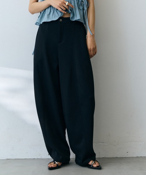 DRWCYS(ドロシーズ)の「【ベルトループ付き】スウェットバレルレッグパンツ(スウェットパンツ・レディース・ブラック/アイボリー/ライトグレー・MEDIUM/SMALL)」の13枚目の写真