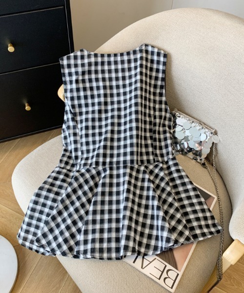 AMAJI(アマジ)の「ギンガムチェック Vネック フロントギャザー ノースリーブ ペプラムトップス(Tシャツ/カットソー・レディース・レッド/ブラック・X-LARGE/LARGE/MEDIUM/SMALL)」の3枚目の写真