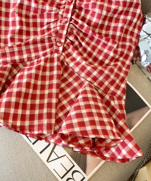 AMAJI(アマジ)の「ギンガムチェック Vネック フロントギャザー ノースリーブ ペプラムトップス(Tシャツ/カットソー・レディース・レッド/ブラック・X-LARGE/LARGE/MEDIUM/SMALL)」の7枚目の写真