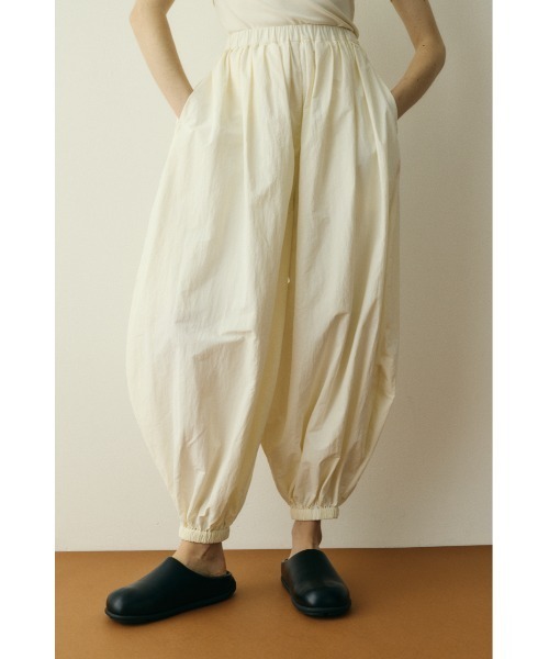 Nylon balloon pants / ナイロンバルーンパンツ（スラックス）｜HeRIN