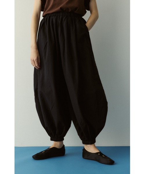 Nylon balloon pants / ナイロンバルーンパンツ（スラックス）｜HeRIN