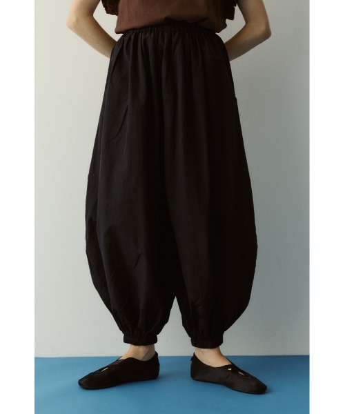 Nylon balloon pants / ナイロンバルーンパンツ（スラックス）｜HeRIN
