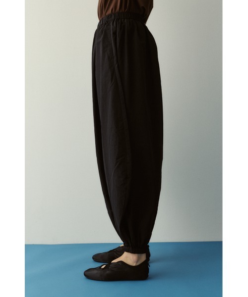 HeRIN.CYE(ヘリンドットサイ)の「Nylon balloon pants / ナイロンバルーンパンツ(スラックス・レディース・オフホワイト/ブラック/カーキ・38/36)」の8枚目の写真
