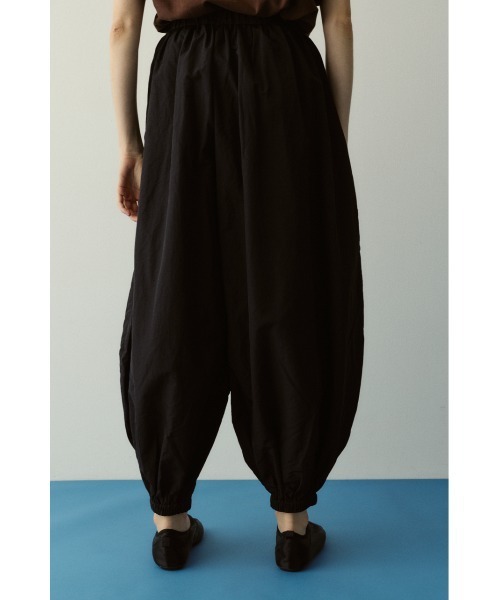 HeRIN.CYE(ヘリンドットサイ)の「Nylon balloon pants / ナイロンバルーンパンツ(スラックス・レディース・オフホワイト/ブラック/カーキ・38/36)」の9枚目の写真