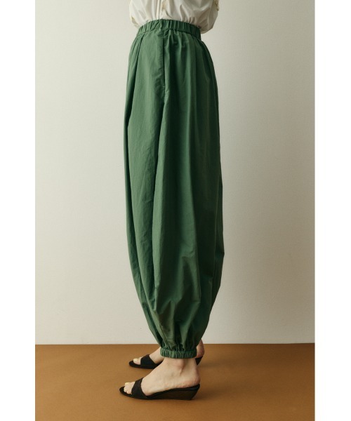HeRIN.CYE(ヘリンドットサイ)の「Nylon balloon pants / ナイロンバルーンパンツ(スラックス・レディース・オフホワイト/ブラック/カーキ・38/36)」の10枚目の写真