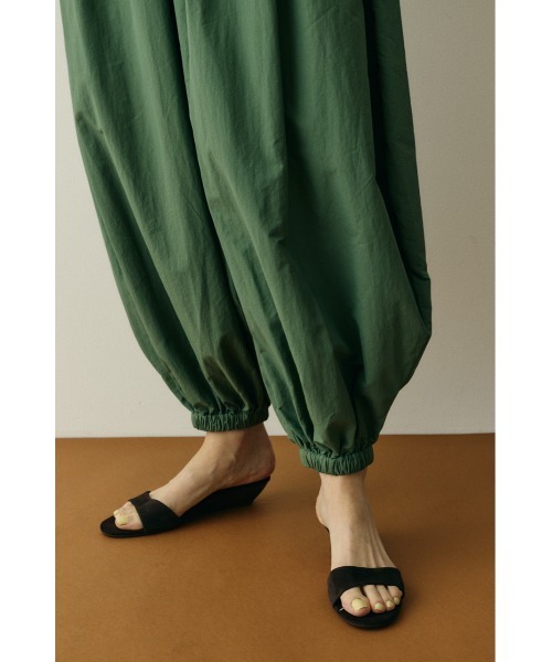 HeRIN.CYE(ヘリンドットサイ)の「Nylon balloon pants / ナイロンバルーンパンツ(スラックス・レディース・オフホワイト/ブラック/カーキ・38/36)」の15枚目の写真