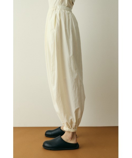 HeRIN.CYE(ヘリンドットサイ)の「Nylon balloon pants / ナイロンバルーンパンツ(スラックス・レディース・オフホワイト/ブラック/カーキ・38/36)」の16枚目の写真