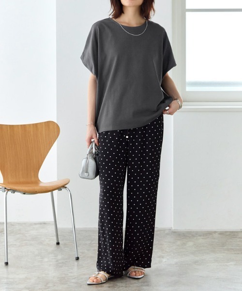 Pierrot(ピエロ)の「クルーネックフレンチスリーブドルマンカットソー(Tシャツ/カットソー・レディース・ライトブルー/グレイッシュベージュ/ブラック/オフホワイト/チャコール・LL/L/M)」の15枚目の写真