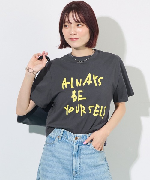 ABYS(アビス)の「【オリジナルタグ付き】配色ロゴプリントTシャツ(Tシャツ/カットソー・レディース・チャコールグレー/ピンク/ライトイエロー・FREE)」の2枚目の写真