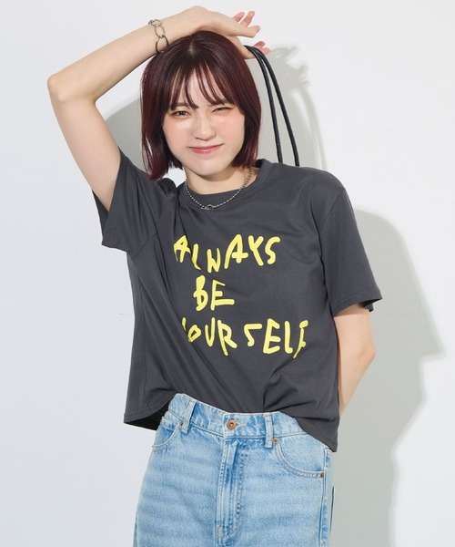 ABYS(アビス)の「【オリジナルタグ付き】配色ロゴプリントTシャツ(Tシャツ/カットソー・レディース・チャコールグレー/ピンク/ライトイエロー・FREE)」の4枚目の写真