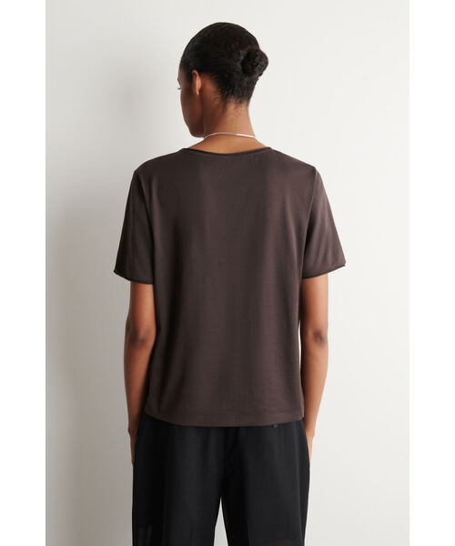 COS（コス）の「UネックライトウェイトコットンTシャツ（Tシャツ/カットソー・レディース・ブラウン/ホワイト系・L/XS/S/XL/M）」の13枚目の写真