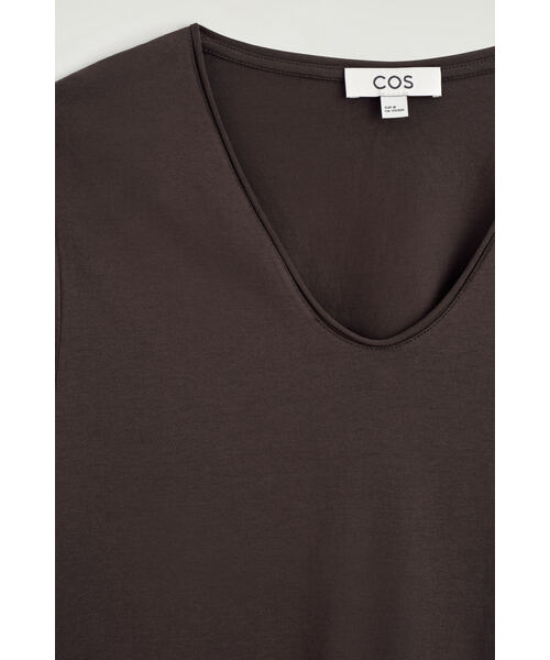 COS（コス）の「UネックライトウェイトコットンTシャツ（Tシャツ/カットソー・レディース・ブラウン/ホワイト系・L/XS/S/XL/M）」の9枚目の写真