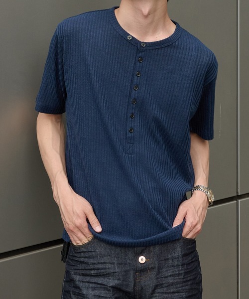 Perushu(ペルーシュ)の「Henley Neck Rib Knit Tops/ヘンリーネックリブニットトップス(Tシャツ/カットソー・メンズ・チャコールグレー/ダークグリーン/ネイビー/ベージュ・MEDIUM/LARGE)」の4枚目の写真