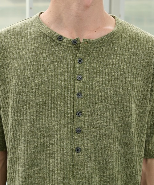 Perushu(ペルーシュ)の「Henley Neck Rib Knit Tops/ヘンリーネックリブニットトップス(Tシャツ/カットソー・メンズ・チャコールグレー/ダークグリーン/ネイビー/ベージュ・MEDIUM/LARGE)」の5枚目の写真