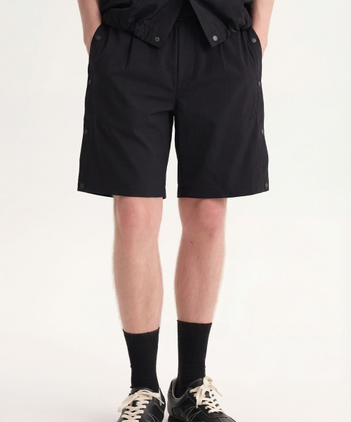 MODE COMMUTER(モードコミューター)の「Side-Button Wide Short Pants(その他パンツ・メンズ・ブラック・SMALL/MEDIUM/LARGE)」の1枚目の写真